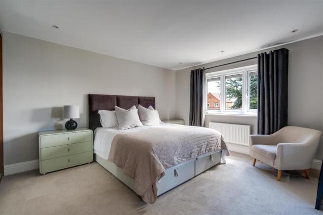 5 bed Detached for sale Image 10