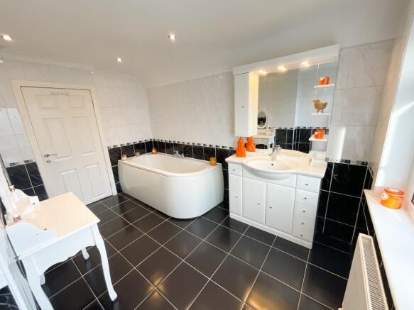 FAMILY BATHROOM