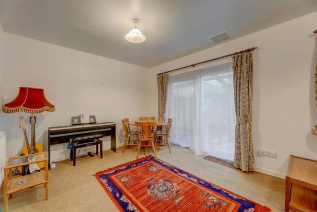 4 Arden Close Interior 08.jpg