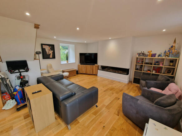 5 bed Barn Conversion to rent Image 4