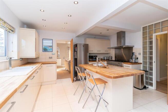 Open Plan Dining Kitchen / Family Room