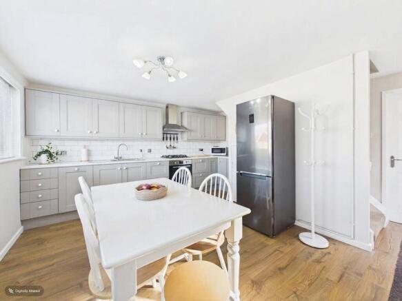 KITCHEN/DINING AREA