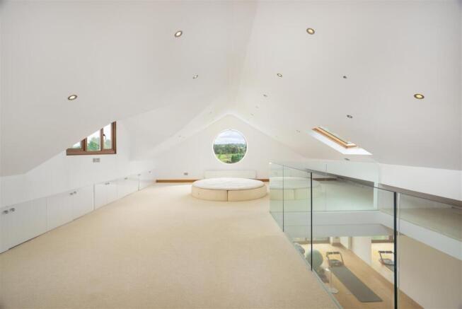 5 bed Detached for sale Image 7