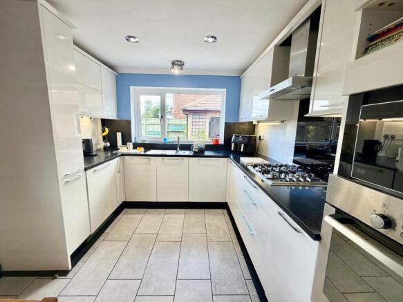 4 bed Semi-Detached for sale Image 8