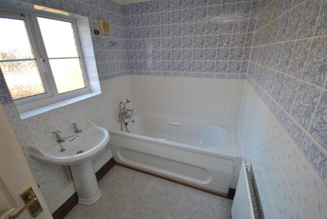 EN-SUITE BATHROOM