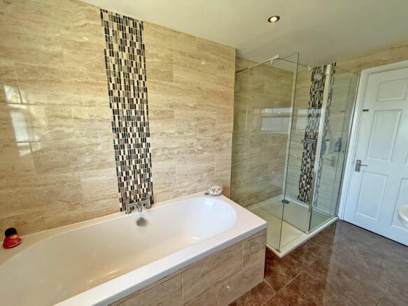 4 bed Detached Bungalow for sale Image 7