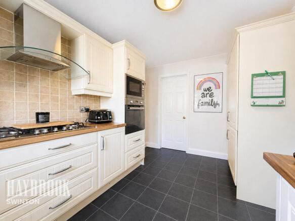 4 bed Detached for sale Image 10
