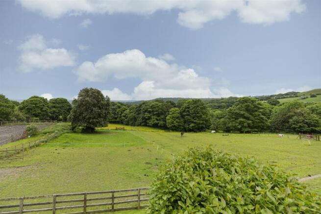 5 bed Detached for sale Image 4