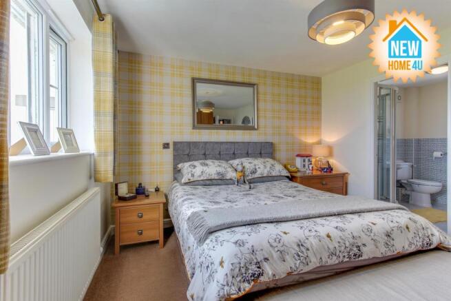 MAIN BEDROOM: