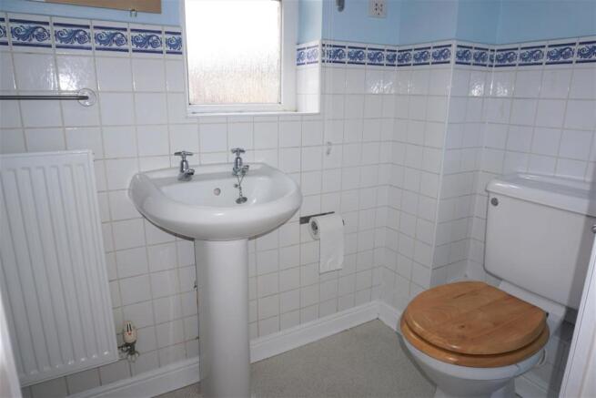 1 Tempest Drive ensuite.JPG