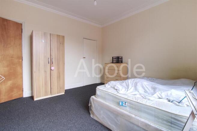4 bed House to rent Image 4