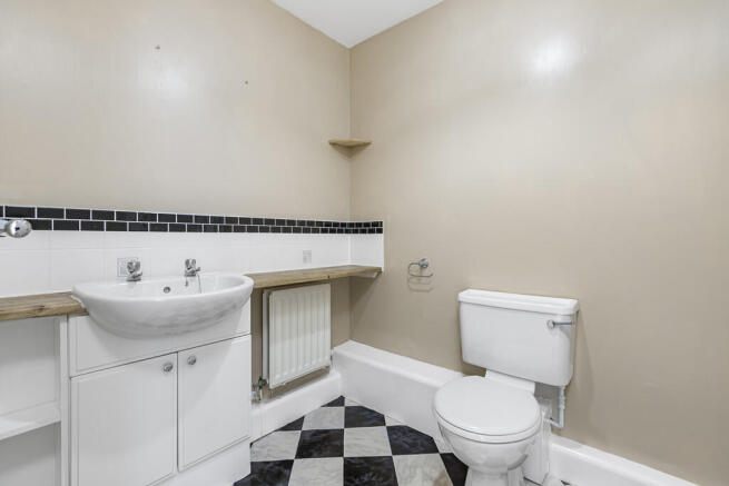2 bed Semi-Detached Bungalow to rent Image 4