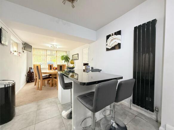 5 bed Detached for sale Image 6