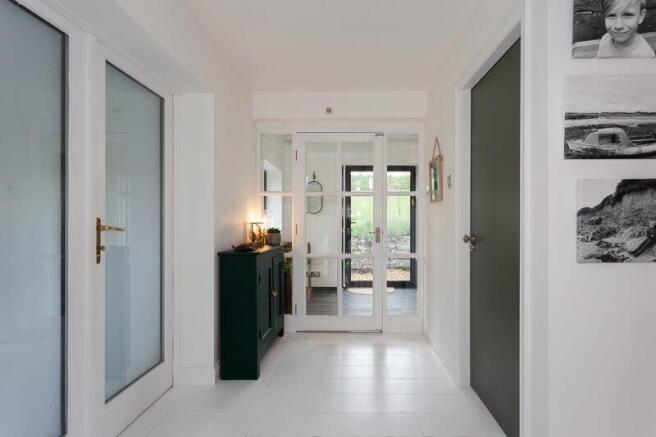 CENTRAL ENTRANCE HALLWAY