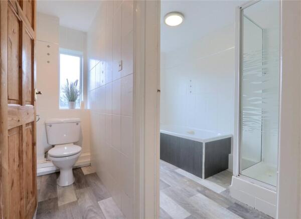 3 bed Flat for sale Image 12