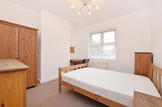 4 bed House to rent Image 5