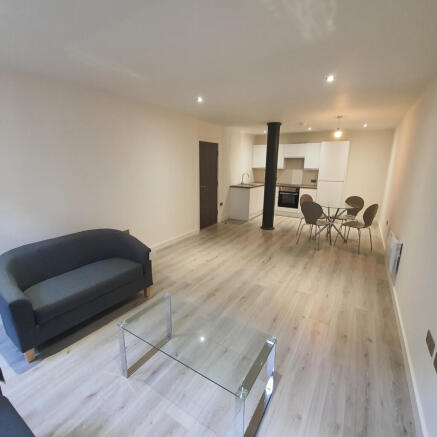2 bed Apartment to rent Image 4