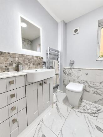 bathroom 2.jpg