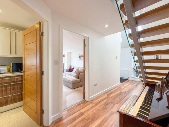 5 bed Detached for sale Image 12