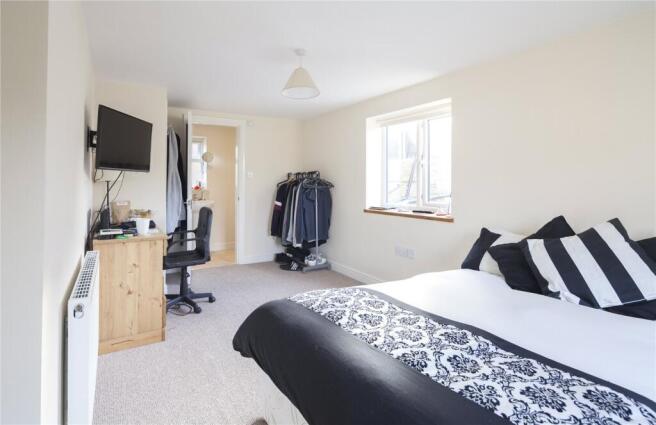 4 bed Semi-Detached to rent Image 8