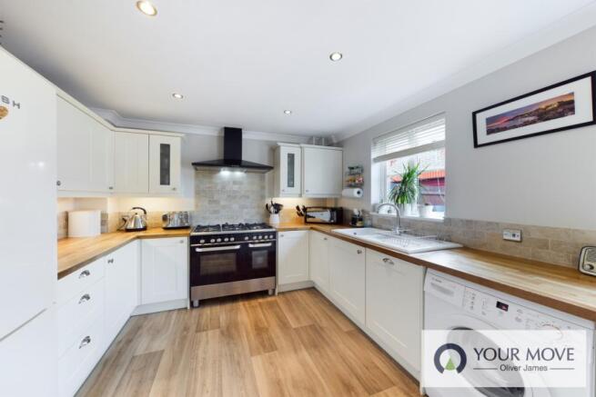 Modern Kitchen / Din