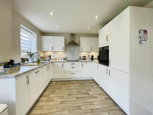 4 bed Detached for sale Image 7
