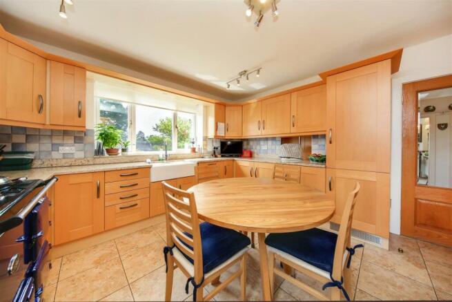 Kitchen2.jpg