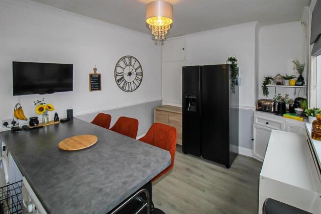 KITCHEN/DINING ROOM