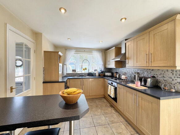 4 bed Detached for sale Image 5