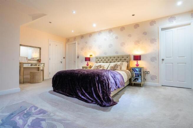 7 bed Detached for sale Image 6