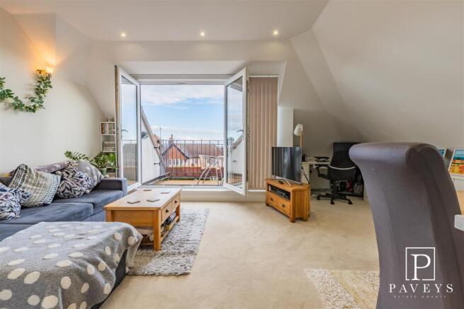 OPEN PLAN LOUNGE & KITCHEN