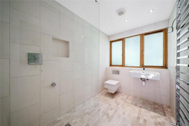 5 bed Detached for sale Image 9