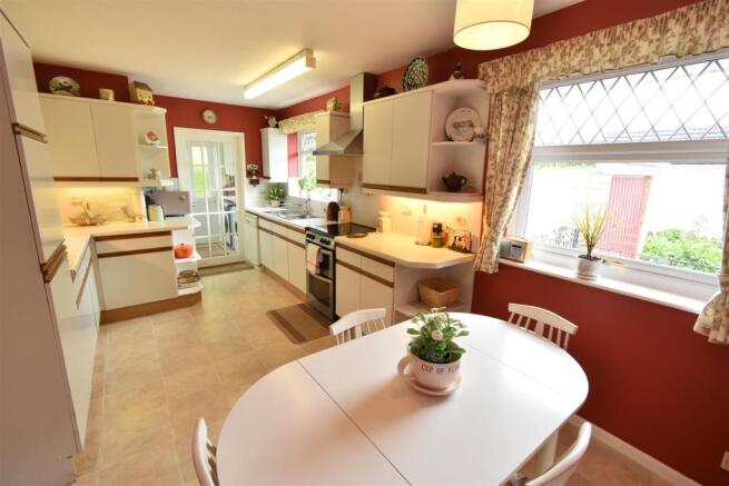 KITCHEN/BREAKFAST ROOM