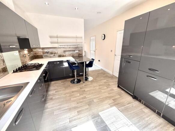 4 bed House to rent Image 5