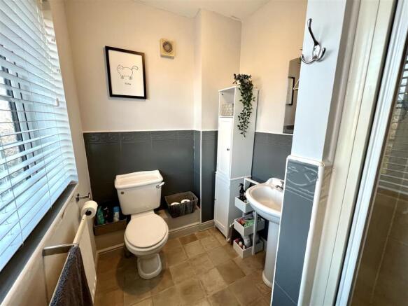 EN-SUITE SHOWER ROOM