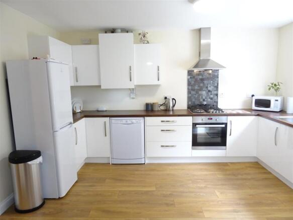L-Shaped Dining Kitchen