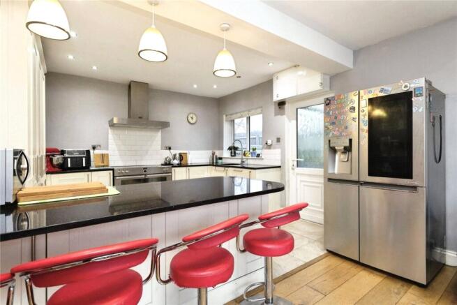 4 bed Bungalow for sale Image 6