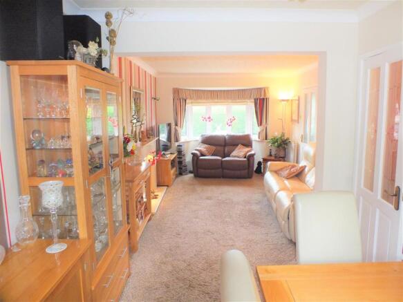 Lounge & Dining Area