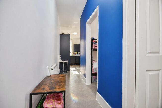 1 bed Flat for sale Image 2