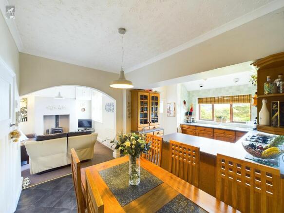 Open plan kitchen / dining / snug