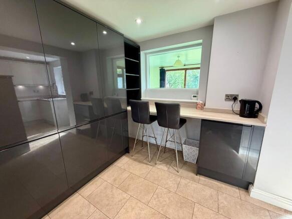 4 bed House to rent Image 4