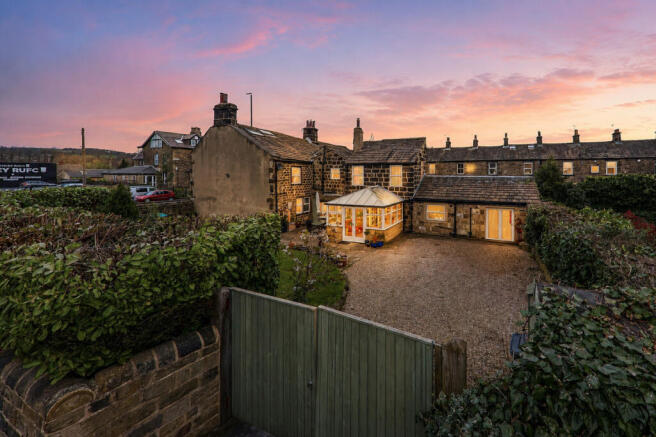 6 bed End of Terrace for sale in otley