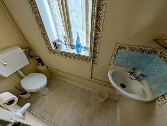 3 Firgrove Crescent downstairs cloakroom.jpg