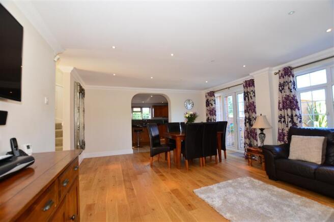 Lounge/Dining Area