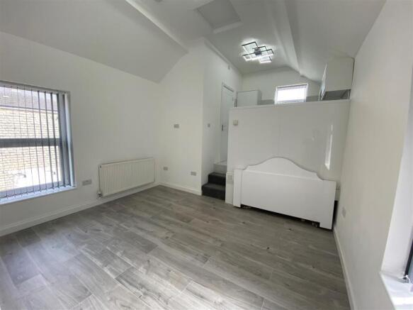 1, 35 Holton Road - bedroom.jpg