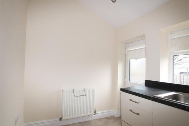 2 bed Terraced to rent Image 4