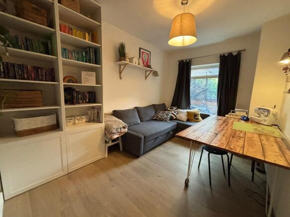4 bed House to rent Image 8