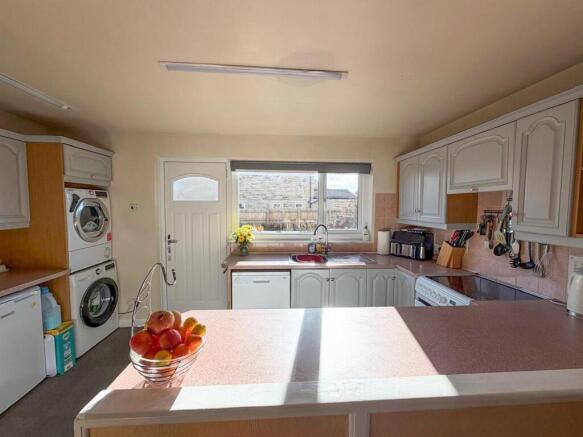 3 bed Semi-Detached for sale Image 6