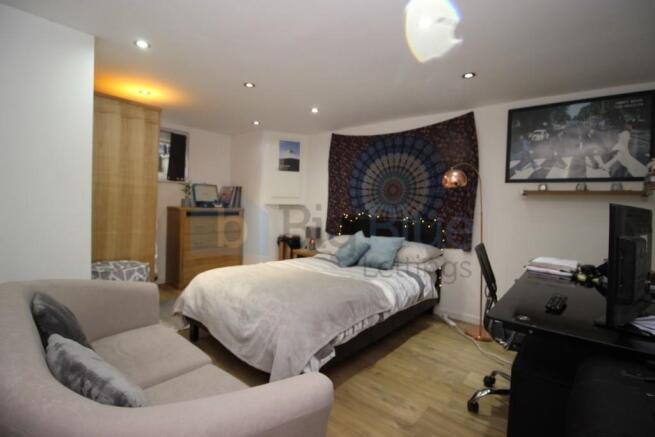 6 bed Terraced to rent Image 4