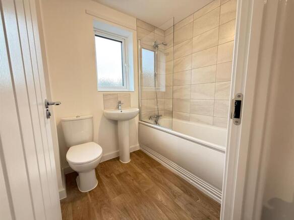 Family Bathroom 2.jpg